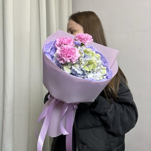Мини-букет: розовые гвоздики и зеленая гортензия