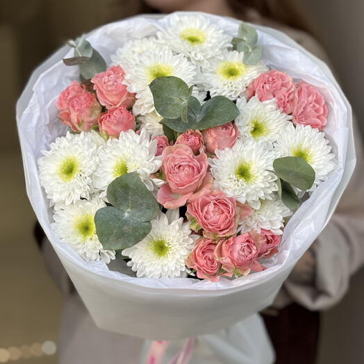 Букет из кустовых роз и хризантем 🌸
