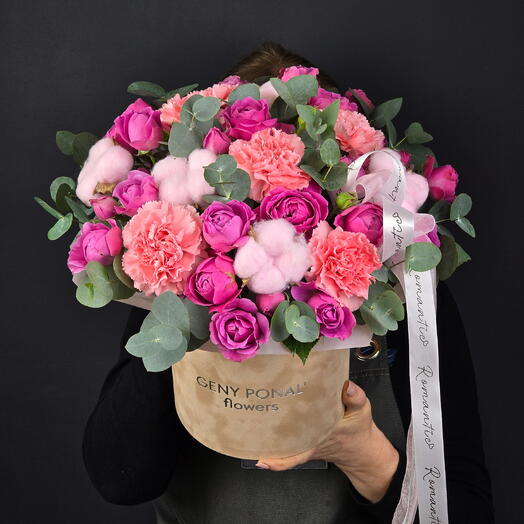 Композиция "Jisel 🌸" с кустовыми пионовидными розами в бархатной коробке