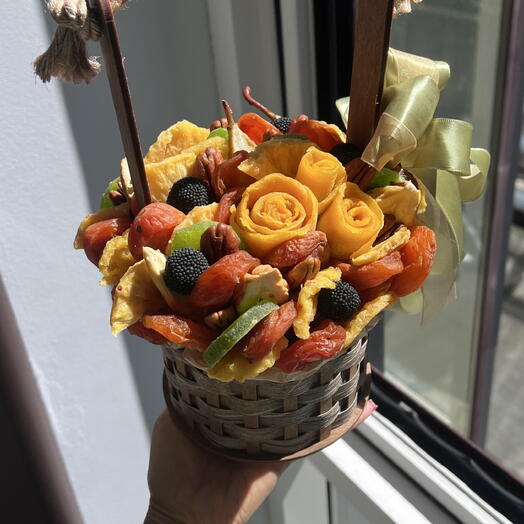 Корзиночка с сухофруктами орешками и мармеладом