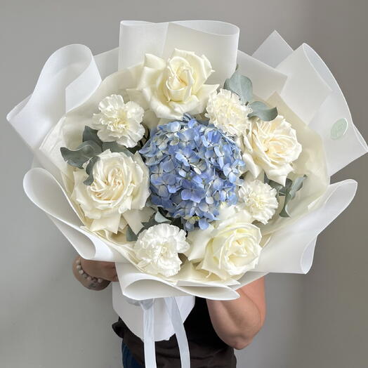 Букет с белыми розами и нежно голубой гортензией 💙