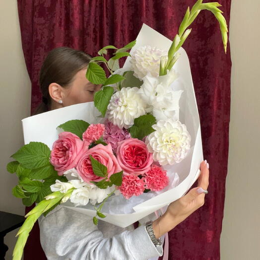 Букет с гортензией, розами и георгинами