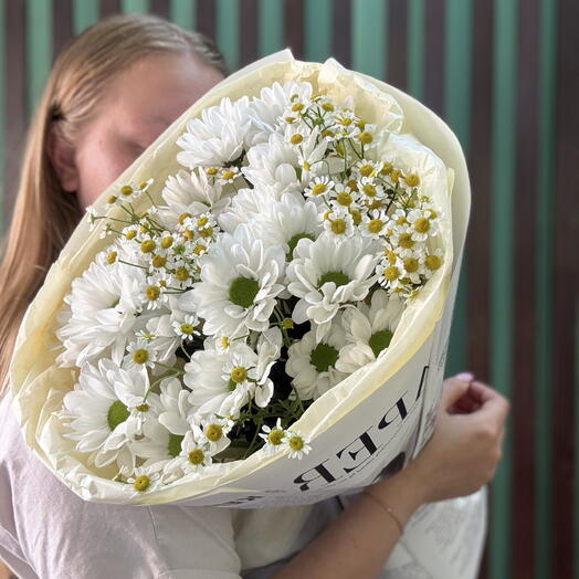 Букет из белых кустовых ромашек и танацентума ( матрикария ромашка )