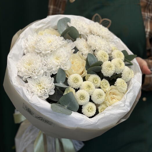 Стойкий букет из кустовых хризантем, розы мондиаль и эвкалипта