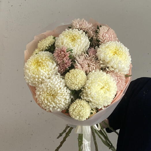 Букет из сезонных цветов - нежные хризантемы и кустовые астры 🌸 размер M