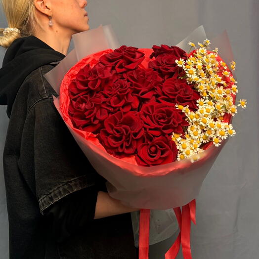 Букет (XXL) : с матрикарией и красными розами 🌹