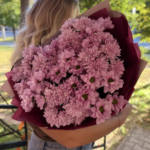 Букет из пушистых и ромашковых хризантем