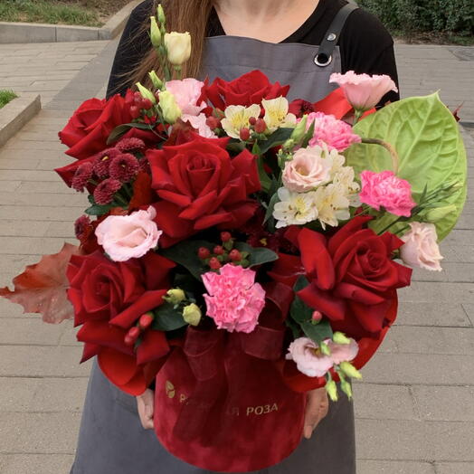 Коробка с красными французскими розами, альстромерией и сантини