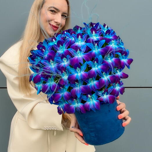 Цветы в коробке космос из орхидей. Композиция 609. Leoraflowers
