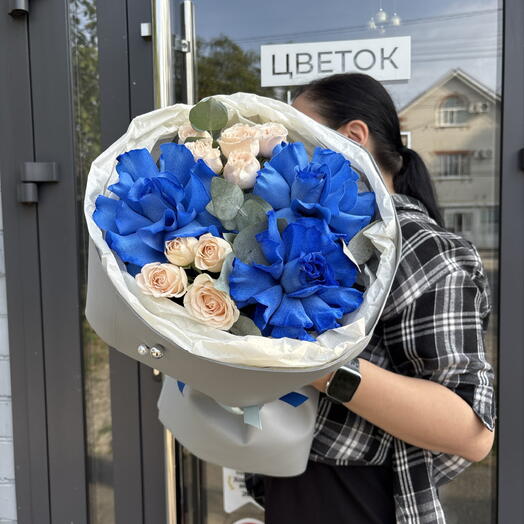 Букет эксклюзив из синих вывернутых роз и кустовых кремовых роз в авторском оформлении