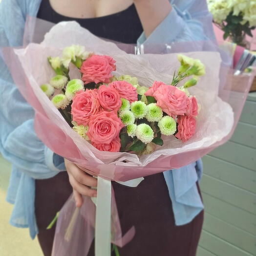 Букет комплимент с гортензией и кустовыми розами