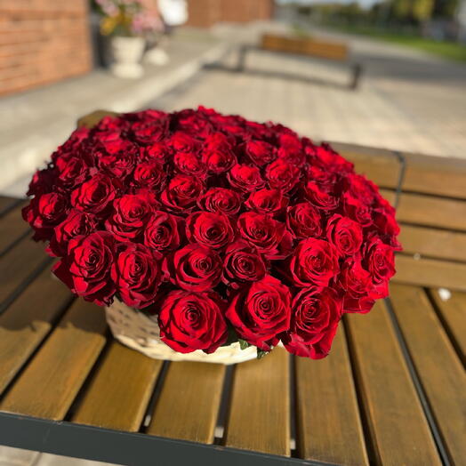 Корзина с 81 розой