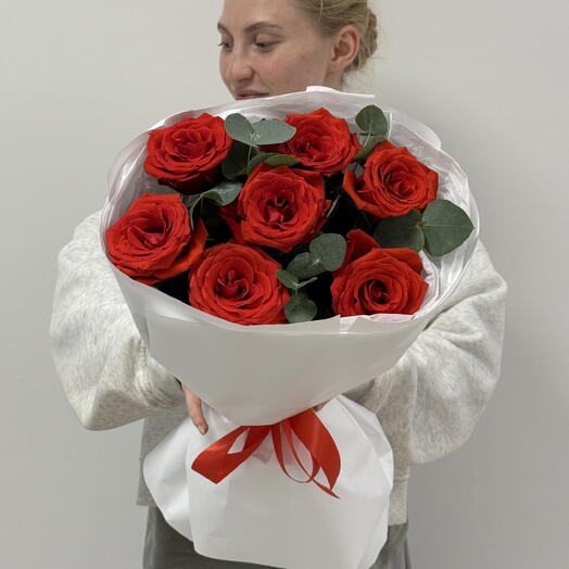 Монобукет «Париж после полуночи🌙» из роз сорта Нина с ароматным эвкалиптом 🌹