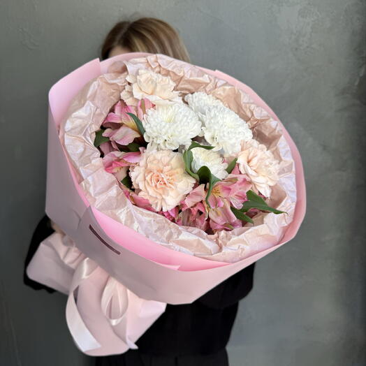 Сборный букет с хризантемой, диантусами и альстромерией