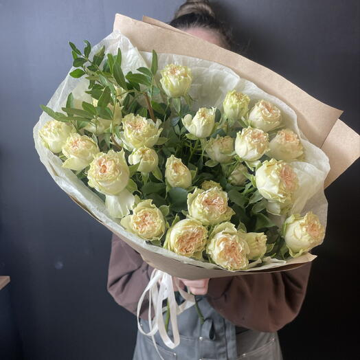 Стильные кустовые розы в крафте