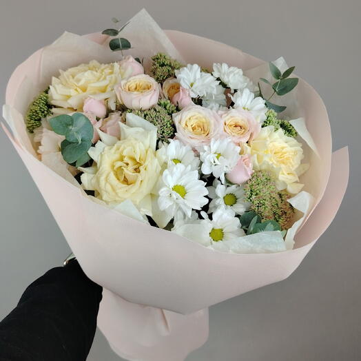 Букет сборный из пион роз, пион кустовых роз, ромашек, седума, эвкалипта