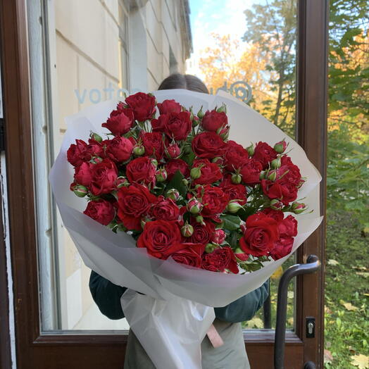 Букет из красных кустовых роз