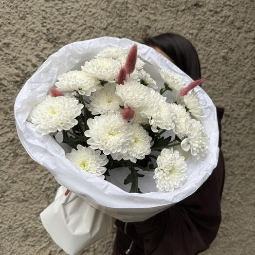 Букет белых хризантем с сухоцветами