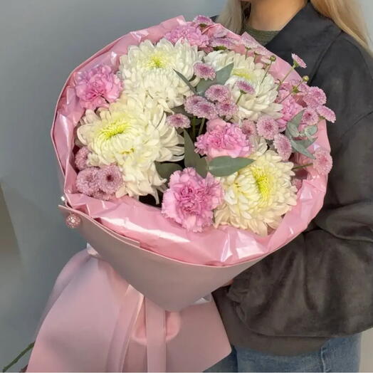 Одноголовые хризантемы с эвкалиптом и диантусами 🌸