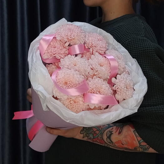 Букет с розовой кустовой хризантемой