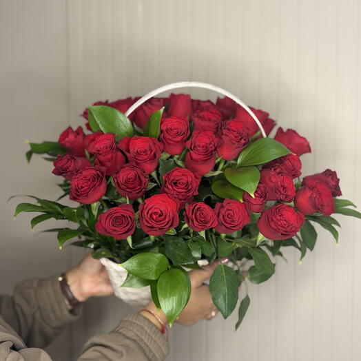 Корзина из 35 красных роз кения