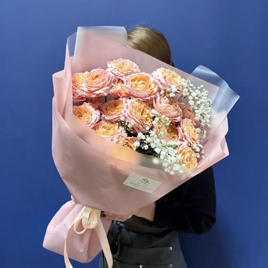 Букет пионовидных роз Джульетта нежной гипсофилой🌸