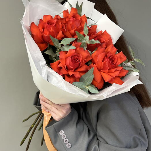 Букет из коралловых французских роз 5 шт с эвкалиптом