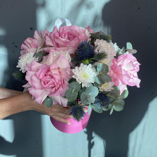 Композиция из Роз и Эвкалипта в шляпной коробке