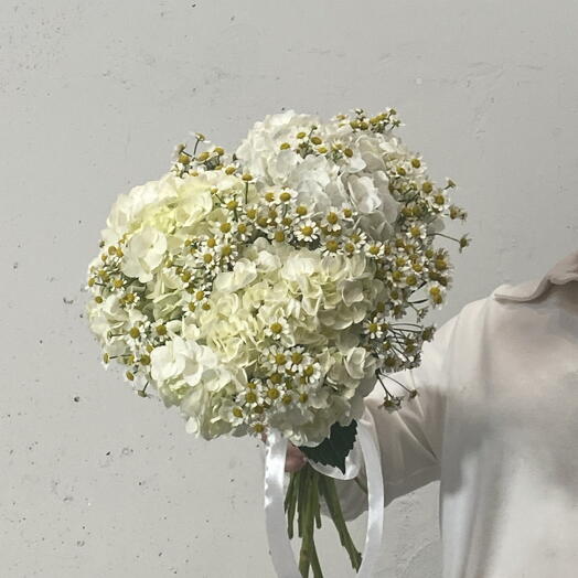 Букет нежный и воздушный - гортензии белые, кустовая ромашка 🌼🤍