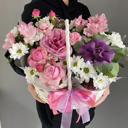 Композиция в корзине с брассикой,пионовидной розой,ромашкой 🩷🥰🌺