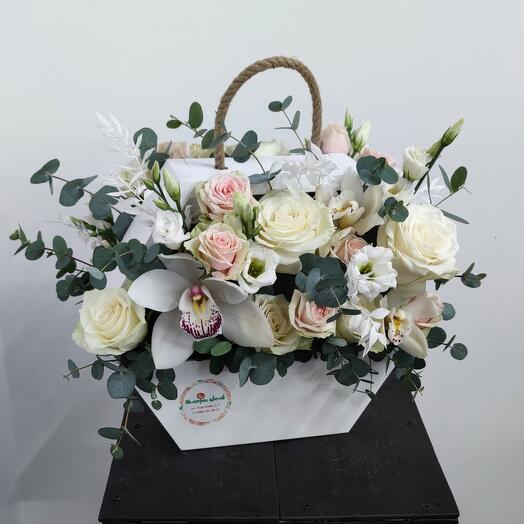 Caja de madera en forma de panal con flores