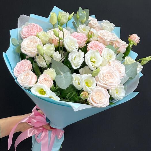 Ramo de rosas peonías y eustomas