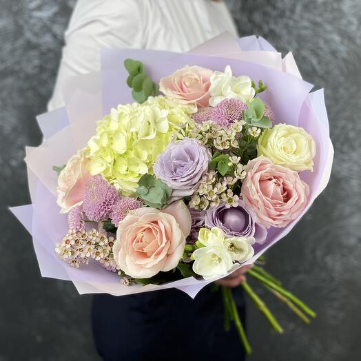 Bouquet of roses with hydrangea Mersey