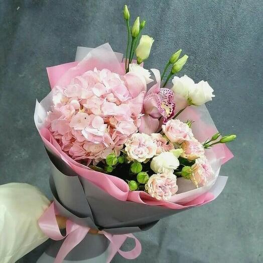 Set en un ramo con hortensias y rosas en forma de peonía