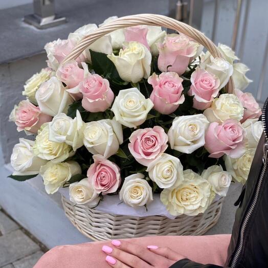 Корзина с розой микс 51 шт