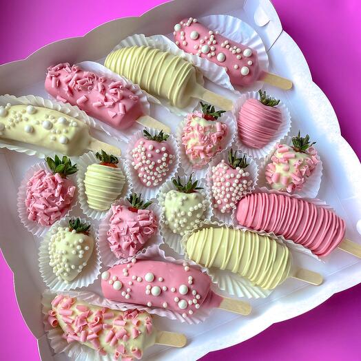 Клубника и бананы в шоколаде в белом и розовом шоколаде