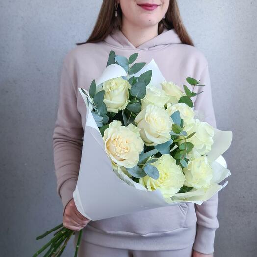 Белые розы с эвкалиптом