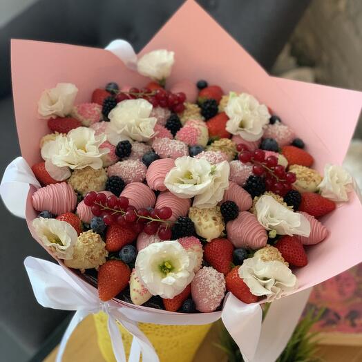 Клубничный букет «Нежность» с лизиантусами