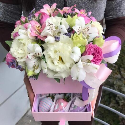 Шкатулка цветочный микс  и клубникой в шоколаде