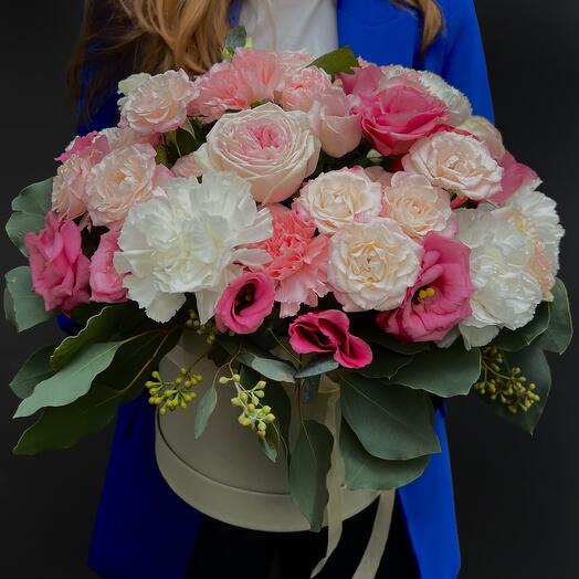 Hatbox with carnations and roses