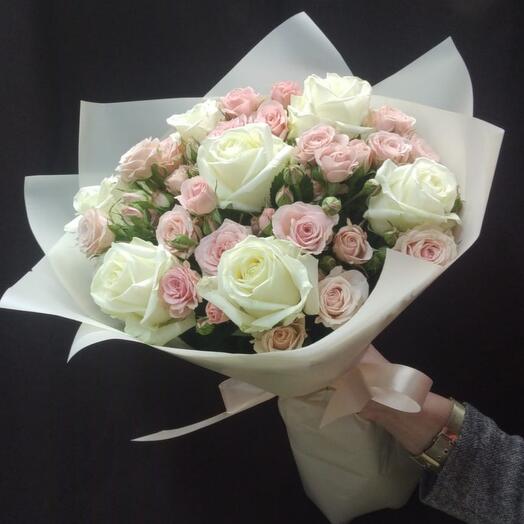 Ramo de rosas de una sola cabeza y arbustos