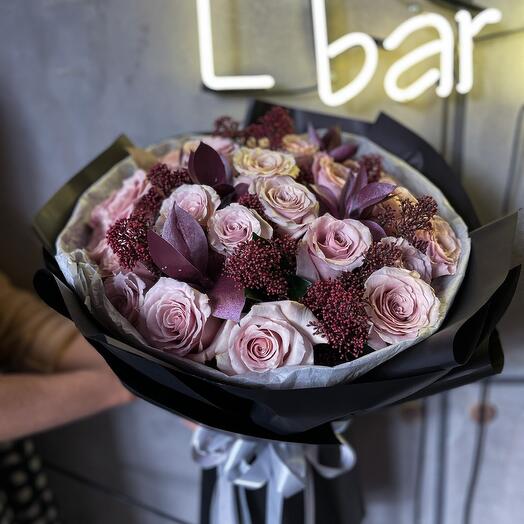 Букет с розами и скимией