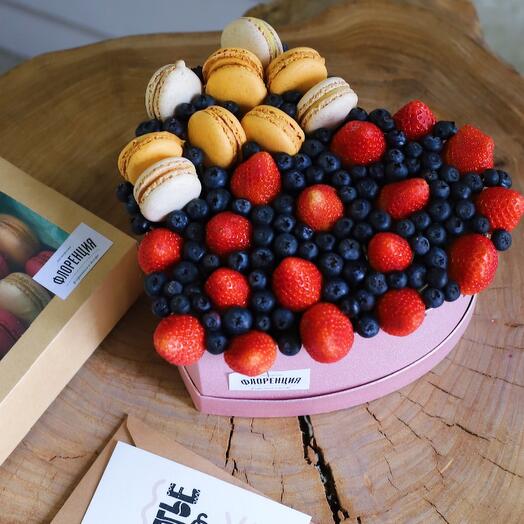 Ramo en Caja corazón con bayas y macaroon