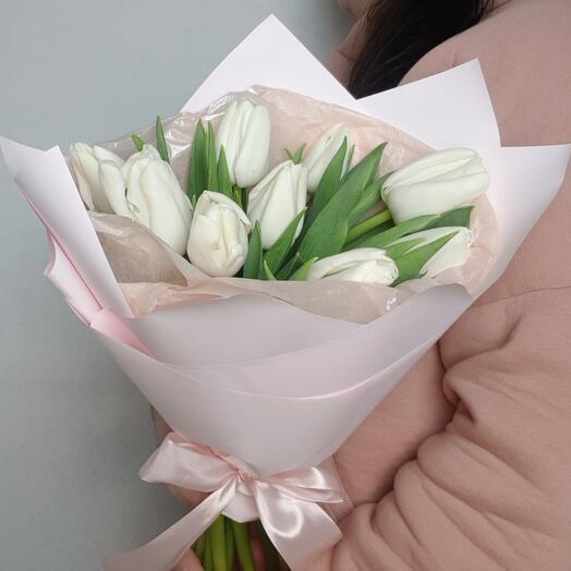 Букет из 9 белых тюльпанов