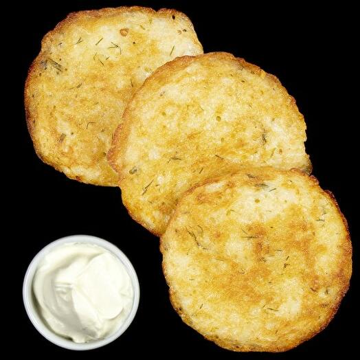 Драники картофельные со сметаной и жареным луком
