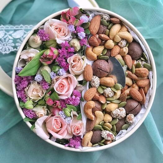 Flores y nueces en una Caja de 18 cm