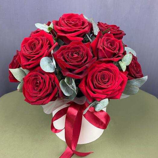 Caja de sombrero con 15 rosas rojas