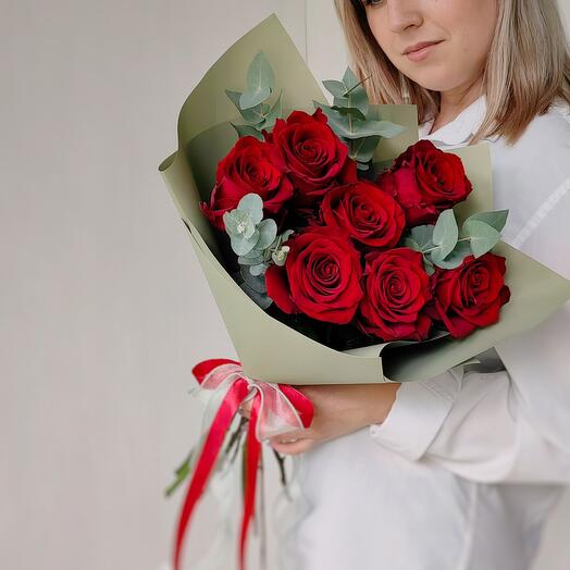 7 красных роз с эвкалиптом