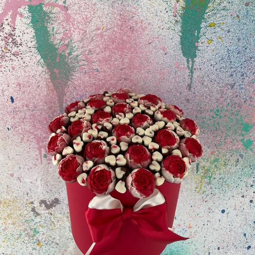 Коробка из пинов и сердечек