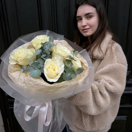 Белые розы голландские с эвкалиптом, букет S